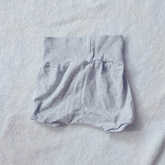 🌱 FREE WITH PURCHASE Gray Diaper Cover Shorts Lion H&M SIZE 2-4 MONTHS Infant - Picture 3 of 3